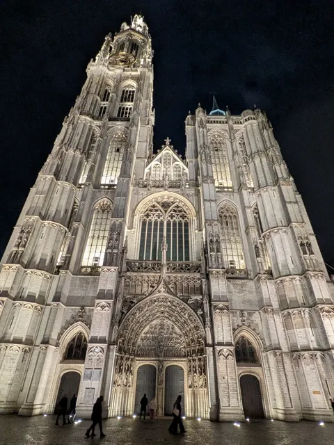 De Onze-Lieve-Vrouwekathedraal van Antwerpen, verlicht in de avond