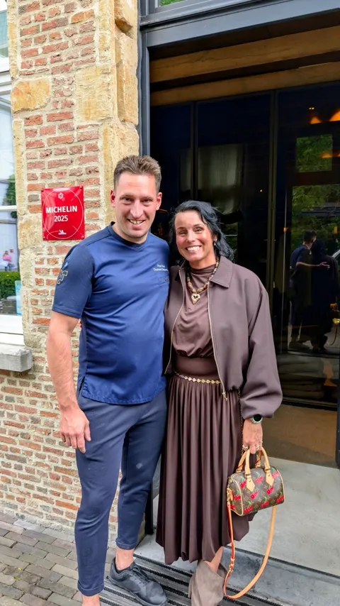 Leonie met de chef voor restaurant Fine Fleur, bij het Michelin-bord