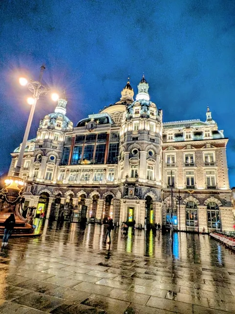 Antwerpen-Centraal in de avond, na de regen