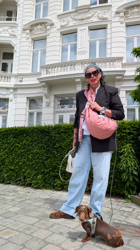 Celine voor een wit herenhuis op het Zuid