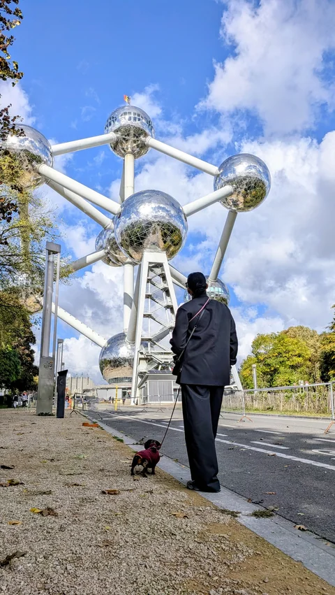 Celine en haar baasje bij het Atomium in Brussel