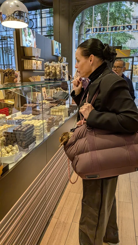 Chocolaatjes uitzoeken met Celine in haar reistas