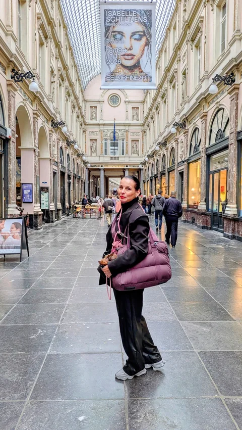 Celine en haar baasje in de overdekte galerijen van Brussel