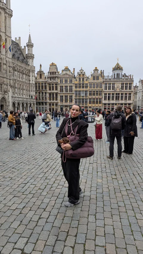 Celine en haar baasje op de Grote Markt in Brussel