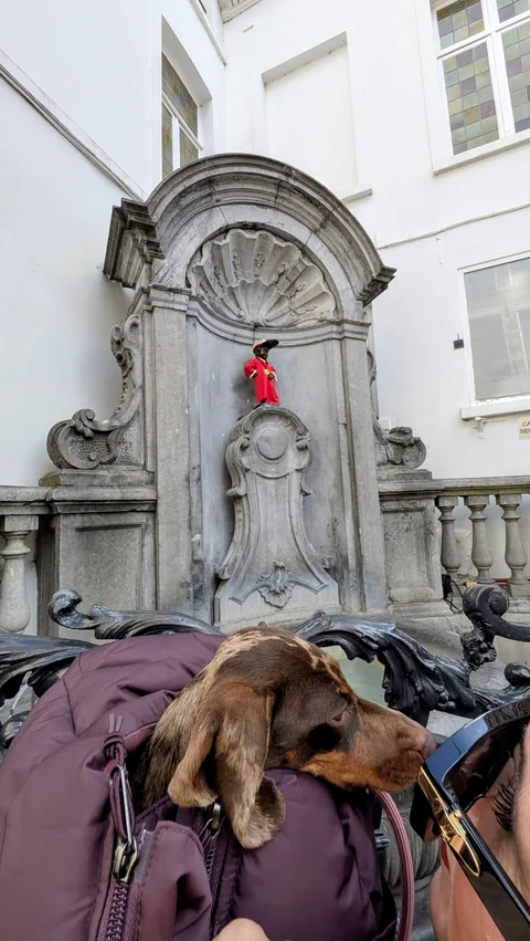 Celine in haar reistas bij Manneken Pis