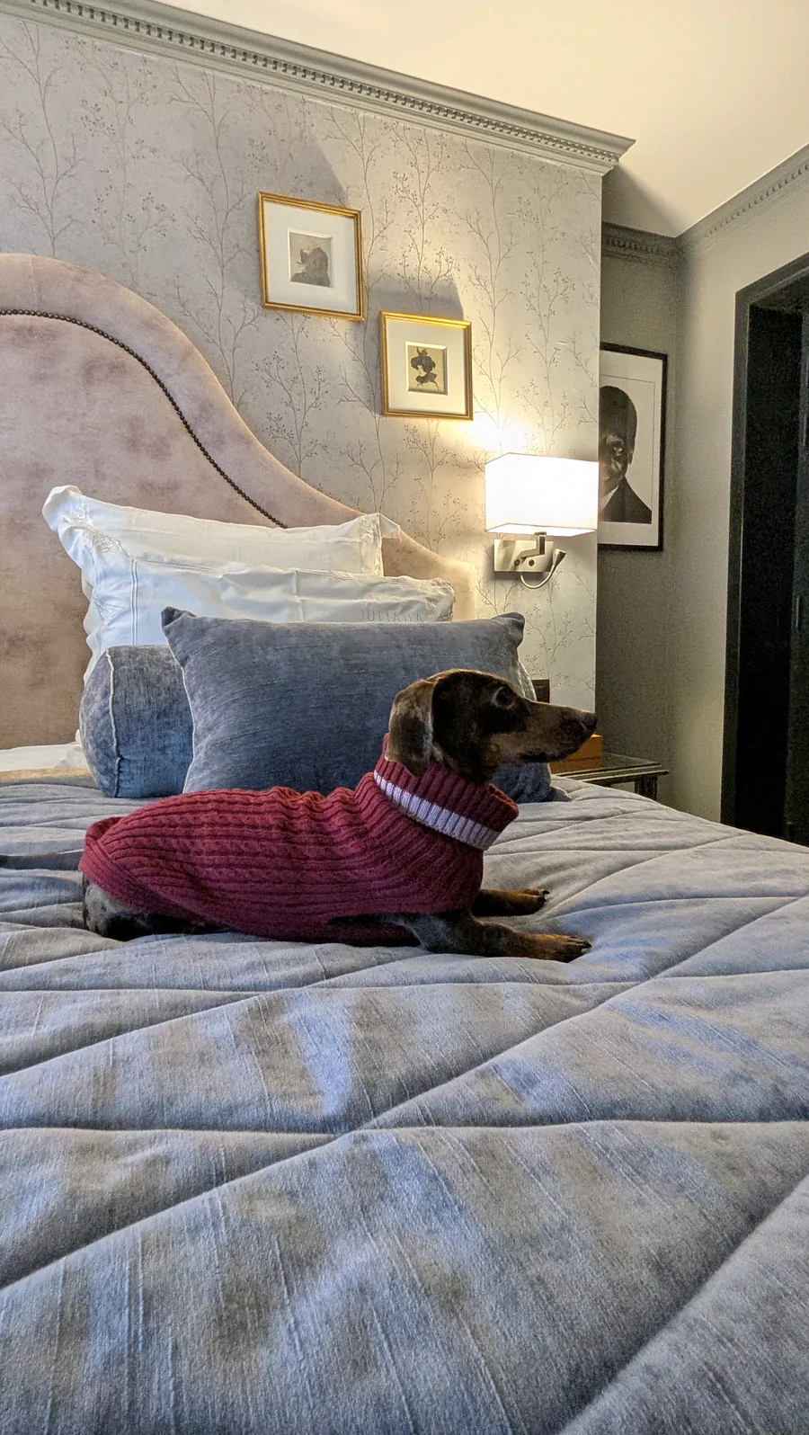 Celine in haar bordeauxrode trui op het bed bij Juliana Hotel Brussel