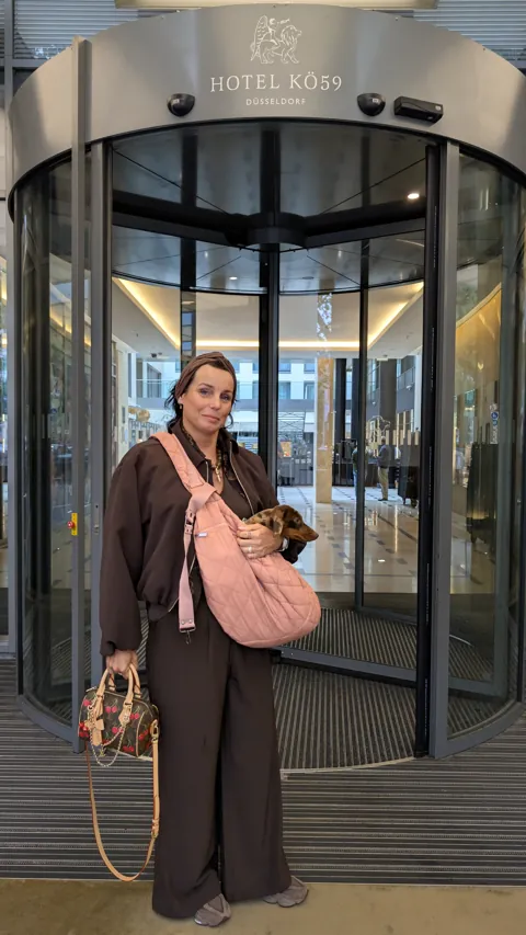 Celine en haar baasje bij aankomst bij Hotel Kö59 Düsseldorf