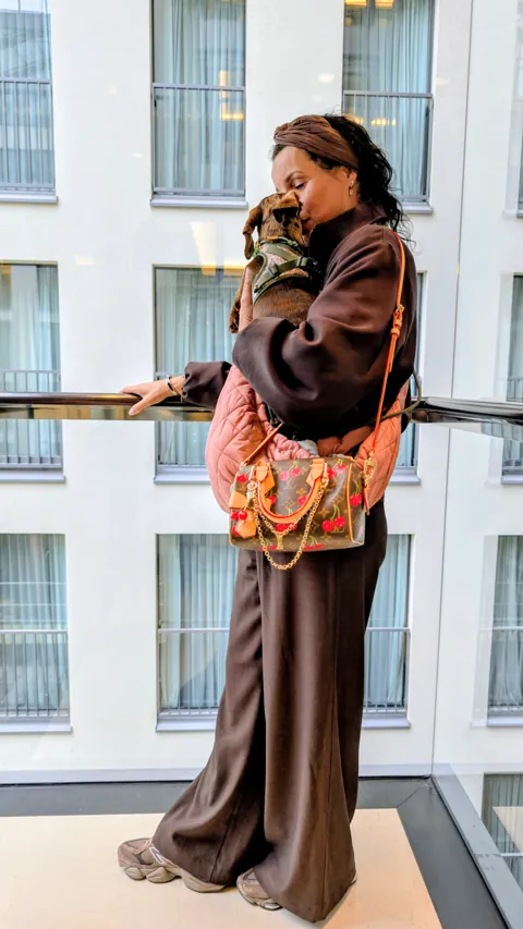 Celine met haar baasje op het balkon van Hotel Kö59