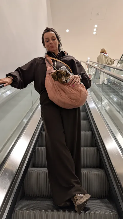 Celine op de roltrap met haar baasje