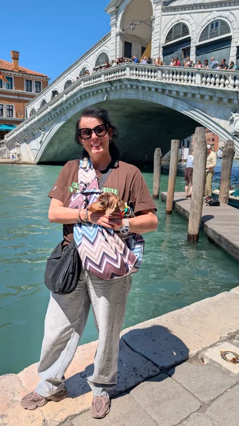 Celine in de draagtas voor de Rialtobrug in Venetië