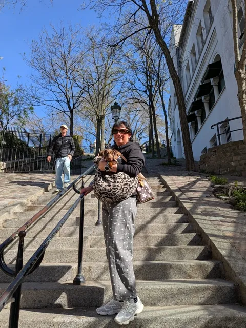 Celine in haar draagtas op de trappen van Montmartre
