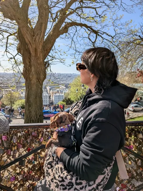 Uitzicht over Parijs vanaf Montmartre, met Celine in haar tas bij het hek met liefdesslotjes
