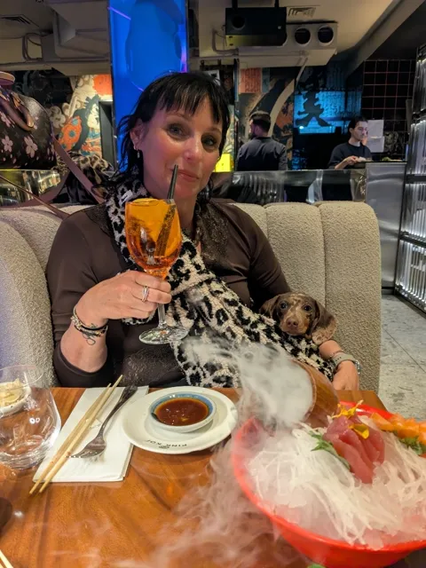Celine bij haar baasje op de bank tijdens een sushidiner