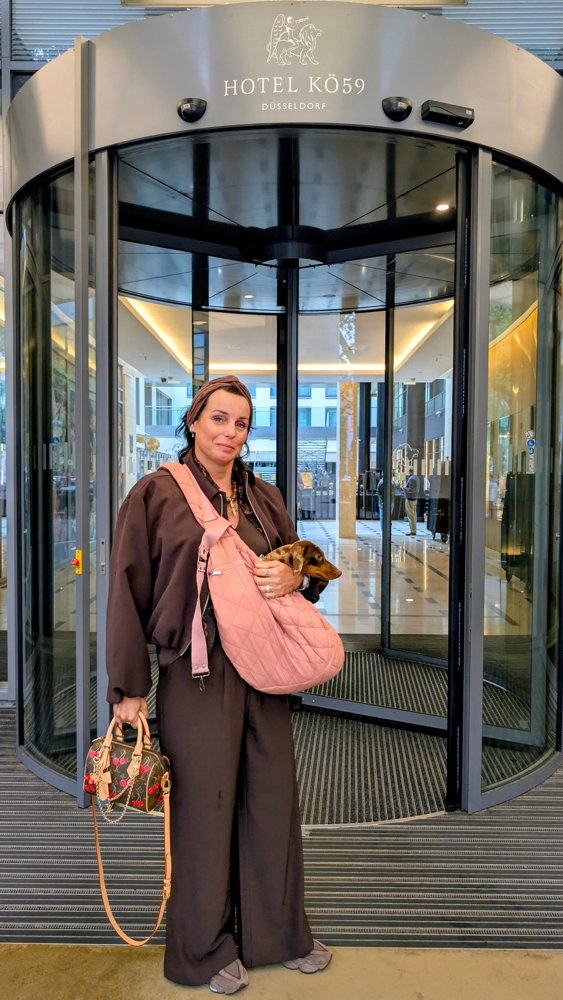 Celine en haar baasje bij aankomst bij Hotel Kö59 Düsseldorf