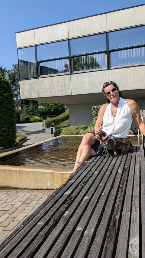 Celine en haar baasje bij het water voor Hotel Stiemerheide