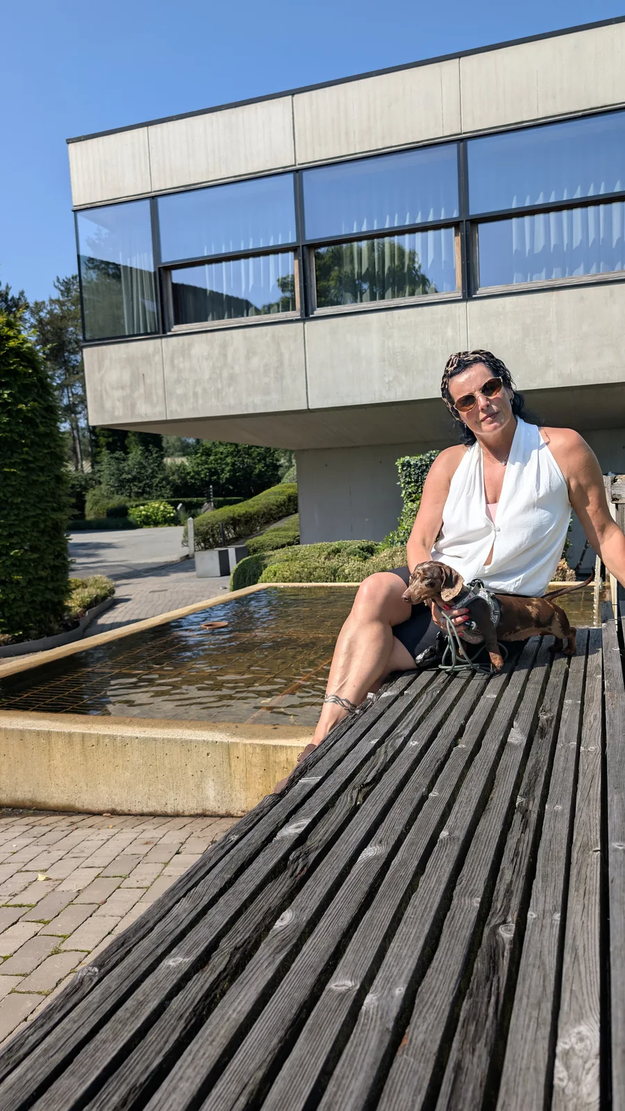 Celine en haar baasje bij het water voor Hotel Stiemerheide