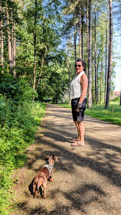 Celine en haar baasje op een pad tussen de bomen bij Stiemerheide