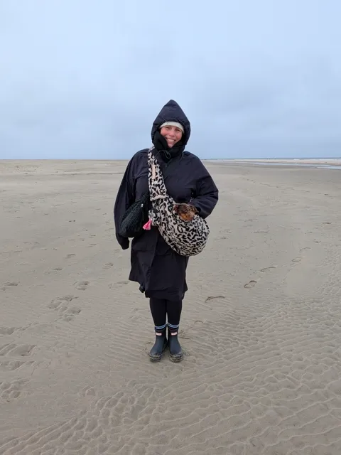 Op het winterse strand van Texel, met Celine in een draagtas